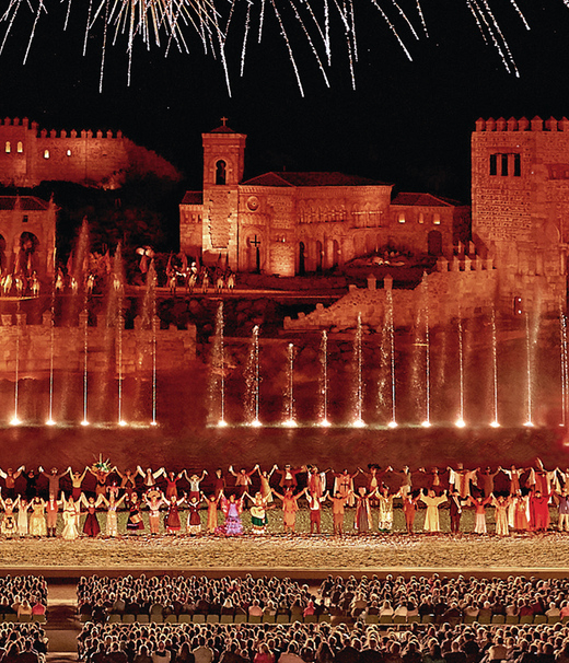 Espectáculo en Puy du Fou España cerca del Hostal Acuario