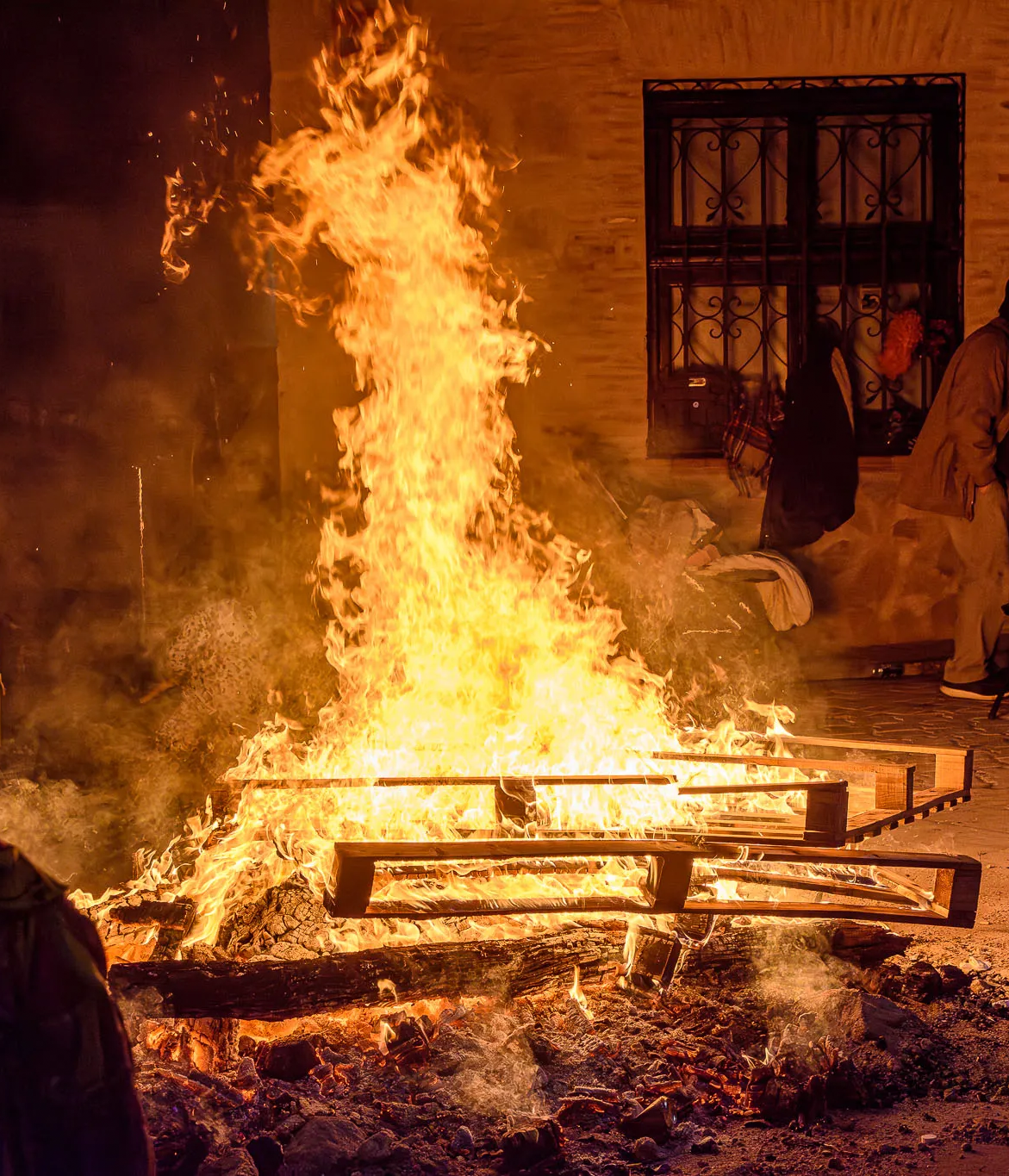 Hogueras de San Antón iluminando las calles de Gálvez